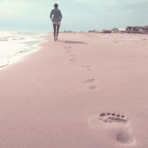 Fußspuren im Sand, Frau am Horizont