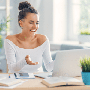 Frau lachend und gestikulierend vor Laptop