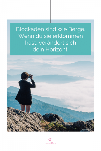 Frau steht auf einem Berg und sieht mit Fernglas auf den Horizont (mit Bergen und Wolken). Zitat-Text auf Bild: "Blockaden sind wie Berge. Wenn du sie erklommen hast, verändert sich dein Horizont."