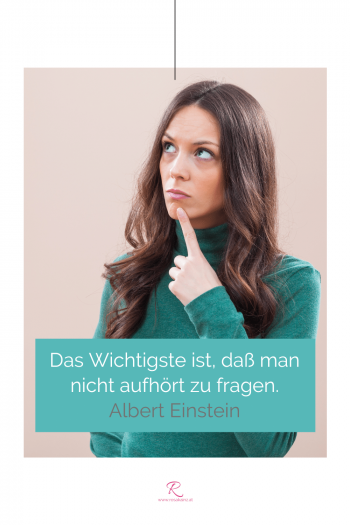 Frau in grünem Pullover, die nachdenkt. Zitat-Text: "Das Wichtigste ist, daß man nicht aufhört zu fragen. Albert Einstein"