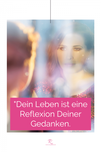 Frau spiegelt sich in einem Fenster. Zitat-Text: "Dein Leben ist eine Reflexion deiner Gedanken."