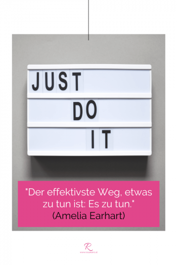 Tafel mit "just do it". Zitat-Text: "Der effektivste Weg, etwas zu tun ist Es zu tun."