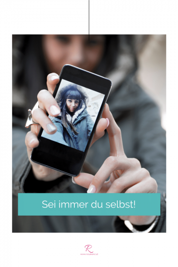 Frau mit Selfie von sich am Handy. Spruch: "Sei immer du selbst!"