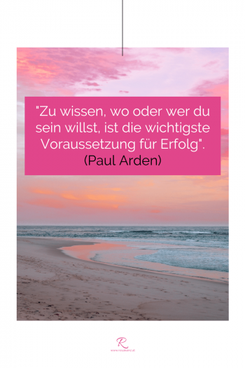 Sonnenuntergang am Strand. Zitat-Text: "Zu wissen, wo oder wer du sein willst, ist die wichtigste Voraussetzung für Erfolg. (Paul Arden)"